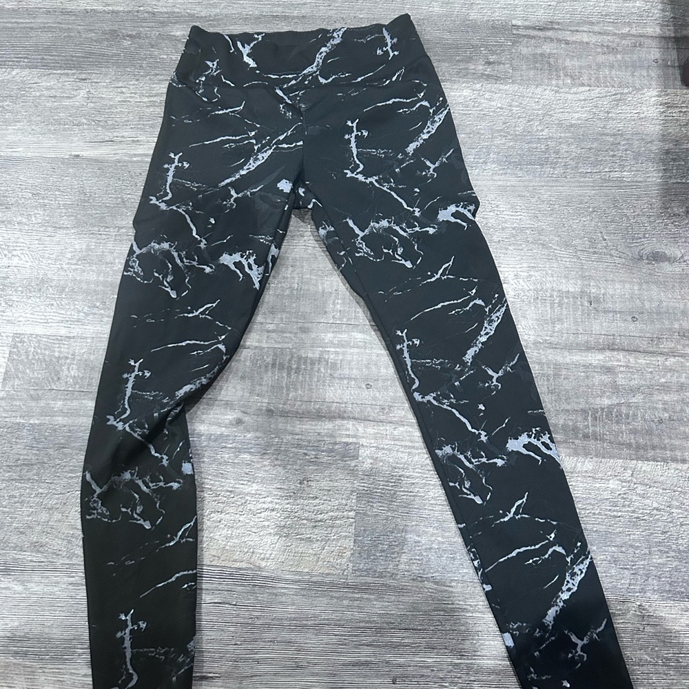 Elegant Black and White Marble Leggings